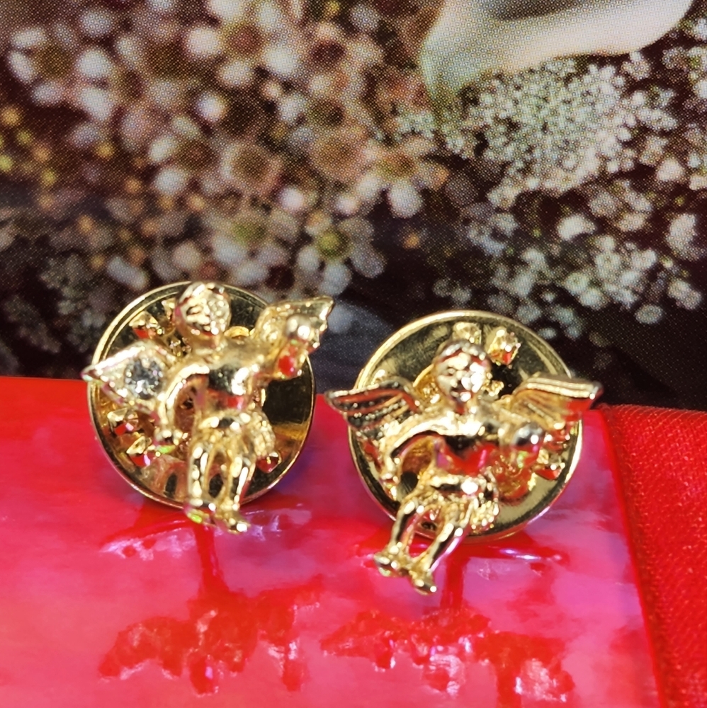 #1510 Treasures & Trinkets 3d Gold Tone Angel Pin